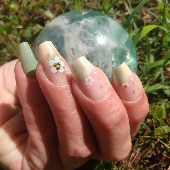 Elegant Lemon Lime Floral 24pc Fake Nails Set NIB - Picture 1 of 9